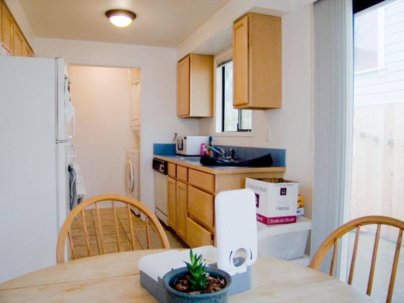 kitchen 2122 NW Hoyt 2 BR Apartment - NW Portland Rental